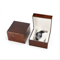 Coffret à montres en bois laqué rouge en gros 11x11x7.3cm avec coussin en velours blanc, logo en feuille d'or, MOQ 500, sérigraphie laser sans MOQ