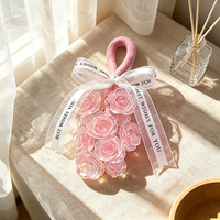 Savon artisanal suspendu en forme de grappe de roses multicolores, idéal comme souvenir de mariage, avec option boîte cadeau, vente en gros