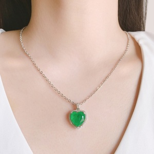 Collier Pendentif Cœur Vert Émeraude 12*12MM en Cuivre Écologique, Style Minimaliste Rétro, Vente en Gros pour Femmes, Idéal Soirées - Product Image 5