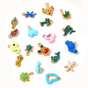Sueño Veraniego Caprichoso |   Charm delicado de acero inoxidable con baño de oro PVD de 18K y esmalte para la creación de joyería DIY |   Colgante Tropical Oceánico - Product Image 1