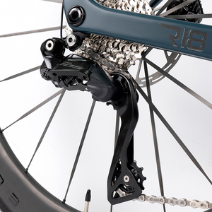 Vélo de route en carbone de haut niveau R18 avec système de vitesses complet 105 R7120 24 vitesses, <span class=keywords><strong>frein</strong></span> à disque hydraulique, roues en carbone de 58 mm pour la <span class=keywords><strong>course</strong></span> - Product Image 4