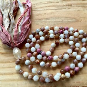 MN11083 Collana Mala con 108 Perle di Gemme Vintage in Tonalità Terra Calda, Annodate a Mano, con Nappa in Seta Sari, per l'<span class=keywords><strong>Amore</strong></span> per Sé Stesso e la Guarigione Spirituale - Product Image 3