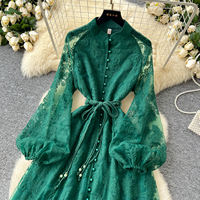 Robe longue maxi élégante verte en dentelle brodée, coupe trapèze, col montant, manches lanternes, ceinturée, pour femme, idéale au quotidien et en vacances