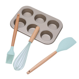 Ensemble d'ustensiles de cuisson 4 pièces antiadhésifs et compatibles lave-vaisselle pour cuisine : fouet, racloir à pâte, pinceau à huile, moules à gâteaux - Product Image 1