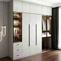 Armoire de chambre moderne en bois avec portes en verre fumé, éclairage LED, tiroirs et étagères personnalisés pour le rangement des vêtements, zone repas