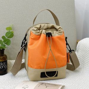 Sac à bandoulière en nylon tendance style INS avec logo personnalisé, sac à dos seau simple bicolore pour la promotion des sports de plein air - Product Image 3