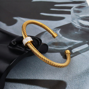 Pulsera de Cadena Trenzada Unisex Más Vendida, Chapada en Oro, Acero Inoxidable, Cierre de Langosta, Brazaletes de Moda Europeos y Estadounidenses, Top Unisex - Product Image 6