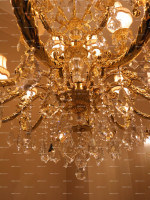 Lustre Classique Européen 18 Lumières Style Français Abat-jour en Tissu Alliage de Zinc Plaqué Or 24K Cristal Grand Lustre Suspendu pour Villa
