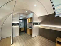 Maison capsule modulaire Q5 de 27 m², maison préfabriquée en conteneur avec design moderne et lucarne plate pour le camping en bord de lac