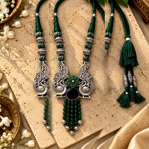 Magnifique collier de créateur avec pendentif paon incrusté de pierres, orné de perles et de latkan |   Dori réglable fait main - Product Image 1