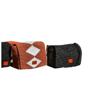 Bolso Bandolera Tejido de Rafia Orgánica, Teñido Sin Químicos, Moda Sostenible, Estilo Boho, con Cierre Personalizado para Compradores Conscientes - Product Image 1