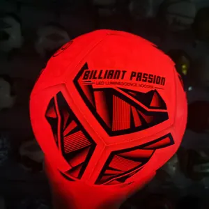 2024 desain baru kustom mesin LED merah jahitan bola PVC ukuran 5 bola sepak bola bercahaya dalam gelap led menyala dalam gelap bola sepak bola