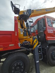 מנוף רכוב על משאית 8x4 עם כושר הרמה של 12 טון, מנוע קאמינס ותא מטען - Product Image 4