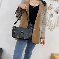 Sac bandoulière rétro style punk avec crâne, tendance transfrontalière, fermeture éclair, doublure polyester, rivets embossés, petite sacoche Halloween