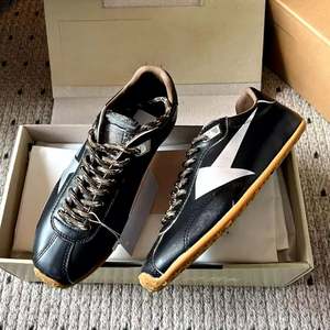 Chaussures en cuir noir délavé avec semelles en caoutchouc antidérapantes, décorées d'étoiles, pour hommes, chaussures plates de créateur de haute qualité en toile. - Product Image 1