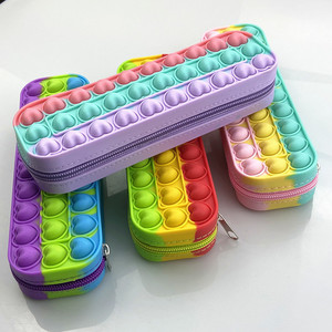 Bolsa de silicona para almacenamiento de juguetes sensoriales, estuche de lápices de colores Pop, bolsa de lápiz de burbujas con corazón - Product Image 3