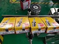 Applicateur d'étiquettes fiscales pour boîtes de cigarettes électroniques avec contrôle PLC et servomoteur pour emballages en verre et en bois