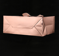 Embalaje de ropa de compras de Boutique, Asa de cinta de lujo, impresión personalizada, bolsas de regalo de papel europeo con logotipo