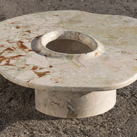 Table basse de luxe sculpturale en marbre Dream Home, plateau irrégulier organique avec trou central unique, en pierre naturelle pour salon