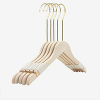Cintres en bois de haute qualité pour enfants, ensemble de cintres pour bébés, utilisation dans la garde-robe, design flexible, durabilité de 10 ans