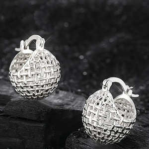 Orecchini a Cerchio in Metallo Testurizzato a Sfera per Donne, Gioielli alla Moda Intrecciati Stile Chic - Product Image 1