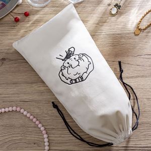 Pochette à bijoux en satin personnalisée, recyclable, avec cordon de serrage et logo imprimé, pour colliers, boucles d'oreilles, perruques, parfums et accessoires pour les yeux pour femmes - Product Image 2