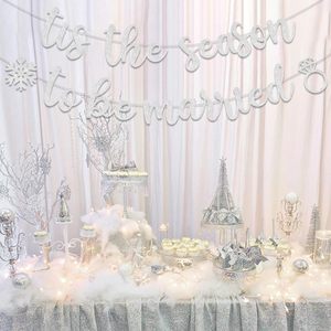 Striscione a Tema Invernale 'È la Stagione per Essere Sposi' con Fiocchi di Neve per Addobbi e Decorazioni per Feste Nuziali, Matrimoni e Fidanzamenti - Product Image 5