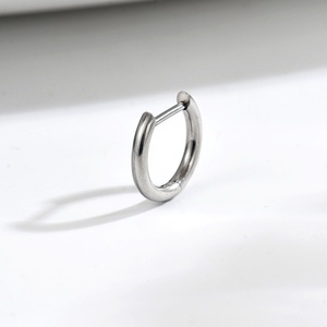 Aros de Titanio en Forma de D, Unisex, Ligeros, para Uso Diario, Diseño Elegante con Aguja Recta, Joyería de Titanio G23 para Perforación de Oreja - Product Image 2