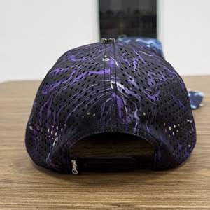 Gorra de Golf con Estampado Digital Impermeable de Camuflaje Morado, 5 Paneles, Perforada con Láser, Transpirable, Visera Curva para Hombres y Mujeres - Product Image 4
