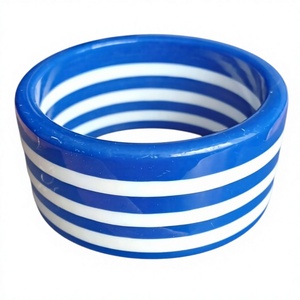Bracelet large en résine rayé jaune et blanc, design artistique moulé rond, bijou élégant et tendance pour femme, idéal pour mariage et soirée - Product Image 2
