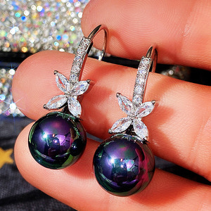 Orecchini Pendenti Vintage con Perle e Cristalli per Donne, Eleganti Accessori di Moda per Uso Quotidiano - Product Image 1