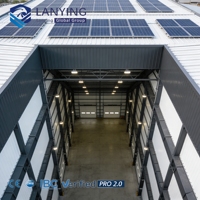 Entrepôt préfabriqué en structure métallique avec toit à panneaux solaires, bâtiment de stockage industriel écoénergétique