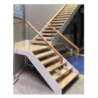 Escalier moderne standard australien et canadien avec marches en bois et verre pour intérieur
