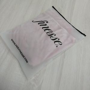 Bolsas de Embalaje Personalizadas Biodegradables con Cierre Hermético Esmerilado para Camisetas y Prendas de Vestir - Product Image 3