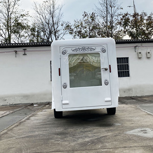 Remolque Fúnebre Blanco de un Solo Eje con Ruedas Blancas, Ventana Grande y Cortina de Flecos Crema para Transporte - Product Image 3