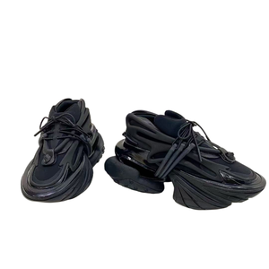 Chaussures de marche noires en caoutchouc à semelle épaisse et lacets, design luxueux inspiré des vaisseaux spatiaux, décontractées, de haute qualité, à la mode pour hommes - Product Image 1