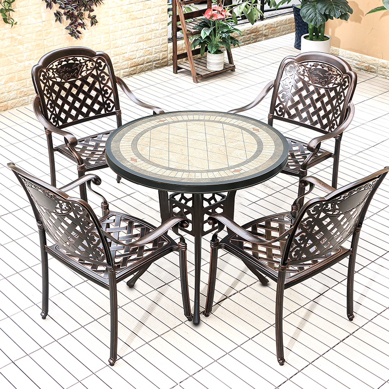 4 chaises + table ronde de 80 cm