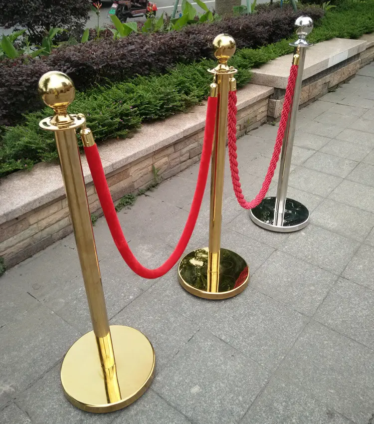 Tête de boule en métal barrières de sécurité poteau de contrôle des foules avec base en caoutchouc corde rouge pour spectacle événement de circulation fête musée exposition