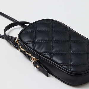 <span class=keywords><strong>Sac</strong></span> à main à <span class=keywords><strong>bandoulière</strong></span> en cuir PU noir personnalisé, Mini <span class=keywords><strong>sac</strong></span> à <span class=keywords><strong>bandoulière</strong></span> matelassé <span class=keywords><strong>pour</strong></span> <span class=keywords><strong>Smartphone</strong></span> <span class=keywords><strong>pour</strong></span> femmes - Product Image 4