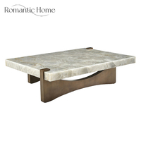 Table basse élégante et minimaliste de luxe en marbre naturel avec base arquée en bronze pour hôtel de luxe, hall d'entrée ou salon.