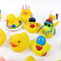 Lot de jouets de bain et de douche pour enfants en gros, assortiment unique de mini canards en caoutchouc jaunes, reine, roi, planche de surf, équipe de football, avec skis