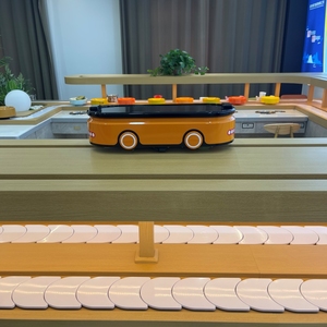 Sistema de entrega de mini tren de sushi comercial personalizado al por mayor con precio de fábrica y cinta transportadora de placas de cadena - Product Image 2