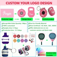 Porte-clés personnalisé en forme de raquette de padel en caoutchouc avec logo et balles, produit promotionnel réaliste pour club, vente en gros