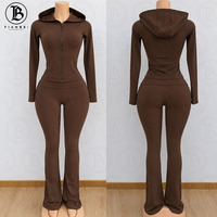 Nouveautés : Ensemble jogging 2 pièces pour femme, comprenant un crop top en tissu éponge et un pantalon, en coton et élasthanne, coupe ajustée, avec sweat à capuche.