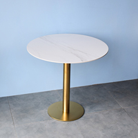 Table ronde en pierre frittée avec structure en métal doré et ensemble de fauteuils en cuir pour café, boulangerie, salon de thé, mobilier commercial