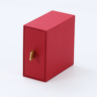 Boîte cadeau de luxe rouge pour montre avec revêtement en velours, insert en mousse EVA, matériaux recyclés, gaufrage et pelliculage mat
