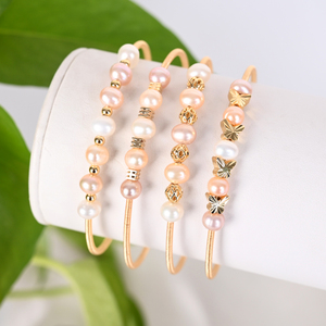 กำไลข้อมือแฟชั่นลดราคาสุดฮอต ประดับมุกธรรมชาติพันด้วยลวดทอง - Product Image 1