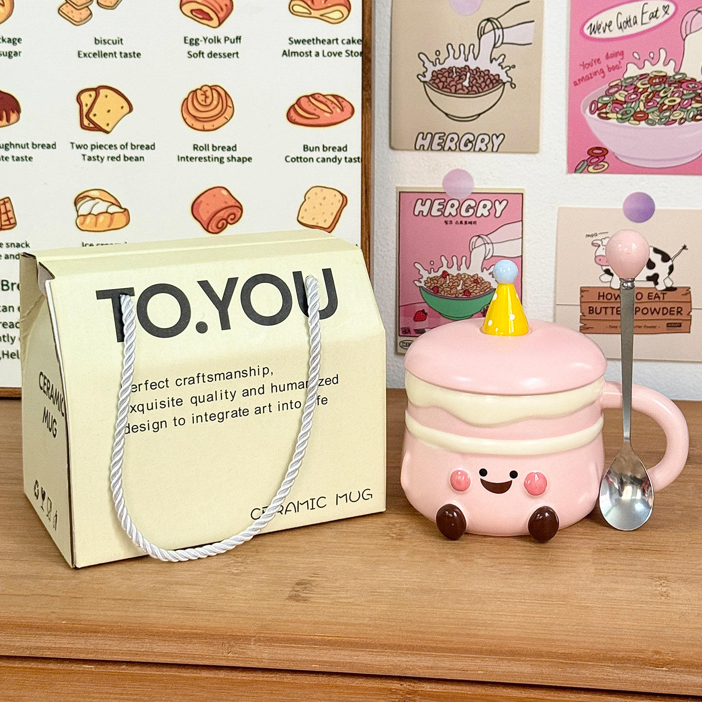 ตุ๊กตาเค้กสีชมพูพร้อมช้อนกลมและฝาถ้วย (กล่องของขวัญ)