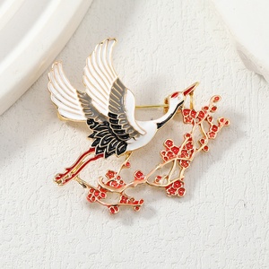 Broches de moda de oro personalizados de estilo chino Retro de gama alta, alfileres de solapa de animales de lujo para mujeres hechos de joyería de aleación de diamantes de imitación - Product Image 3