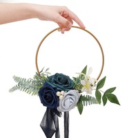 Bouquet de demoiselle d'honneur en cercle doré - Roses artificielles et verdure dans un cadre circulaire (Vente en gros MOQ 30)